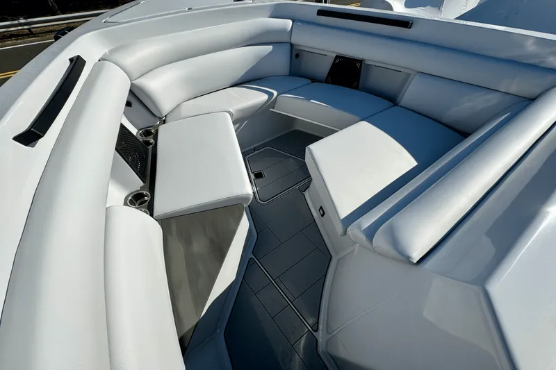 Slide: The Image of Aviara AV32 Outboard 2024 - 28