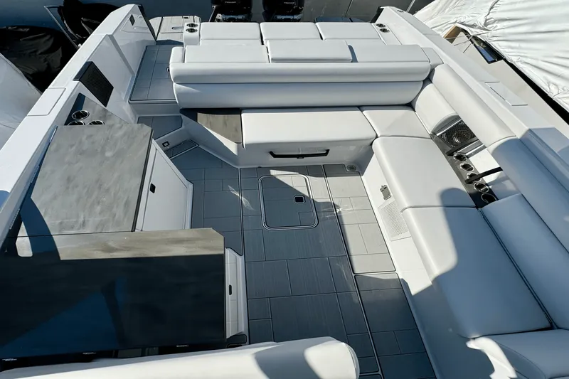 Slide: The Image of Aviara AV32 Outboard 2024 - 5