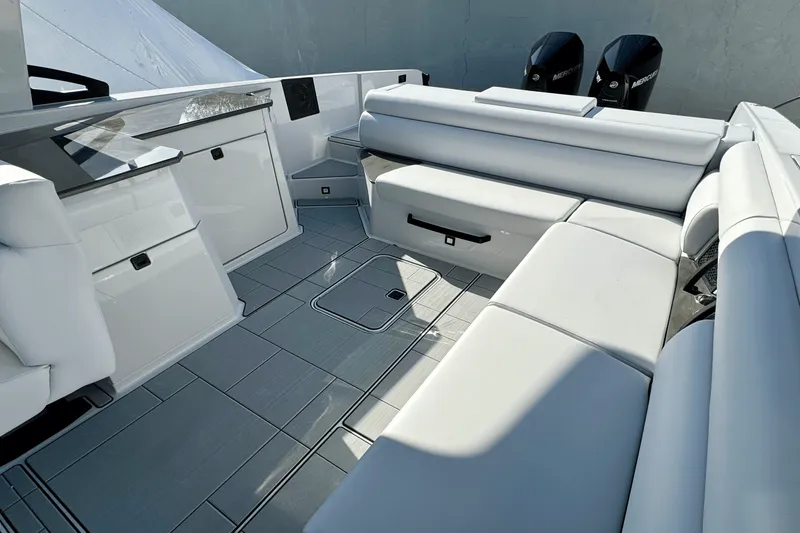 Slide: The Image of Aviara AV32 Outboard 2024 - 6