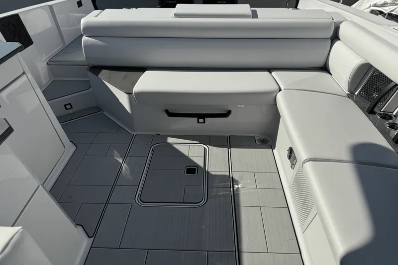 Slide: The Image of Aviara AV32 Outboard 2024 - 8