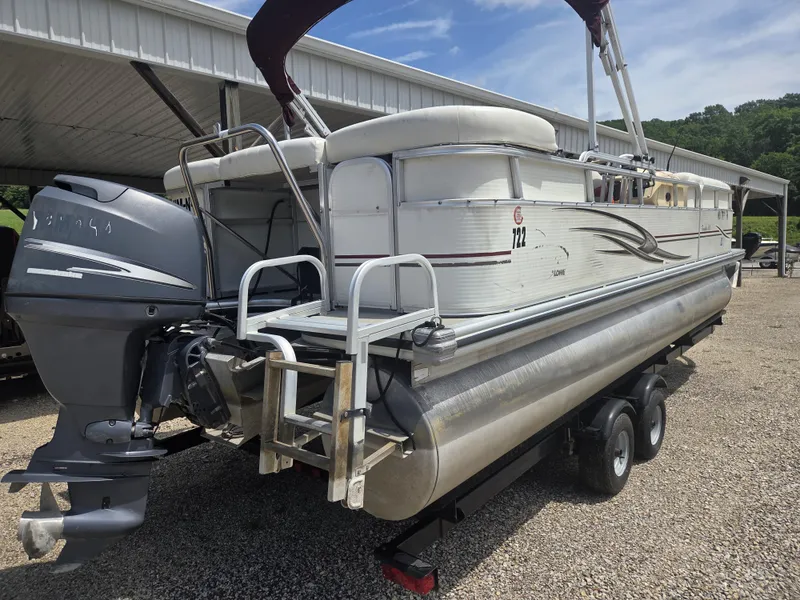 Slide: The Image of Lowe Suncruiser TR220 2003 - 5