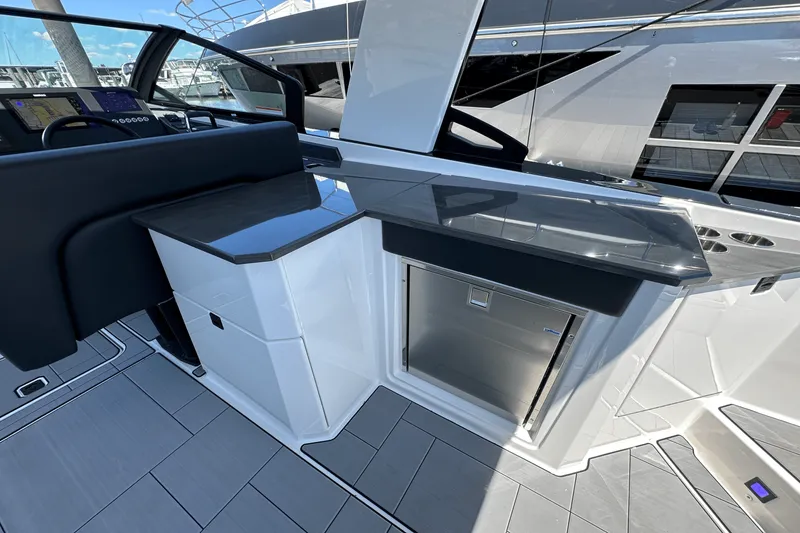 Slide: The Image of Aviara AV32 Outboard 2024 - 16