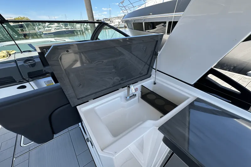 Slide: The Image of Aviara AV32 Outboard 2024 - 19