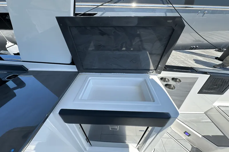 Slide: The Image of Aviara AV32 Outboard 2024 - 20