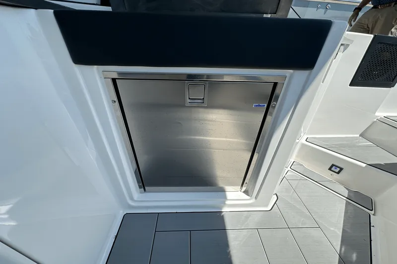 Slide: The Image of Aviara AV32 Outboard 2024 - 21