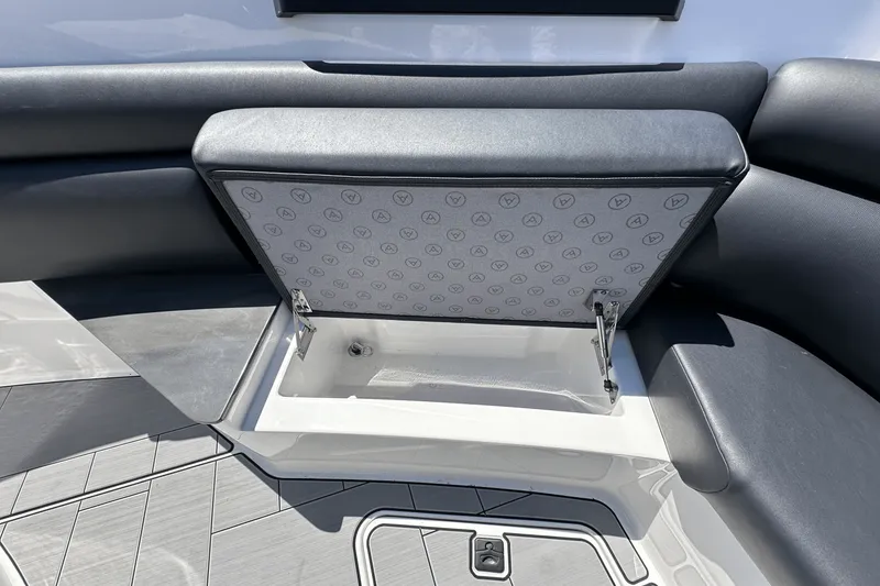 Slide: The Image of Aviara AV32 Outboard 2024 - 34