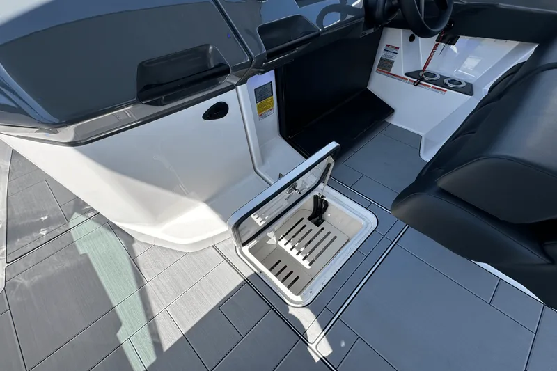 Slide: The Image of Aviara AV32 Outboard 2024 - 40