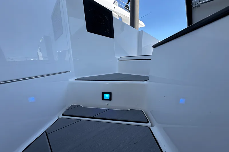 Slide: The Image of Aviara AV32 Outboard 2024 - 43