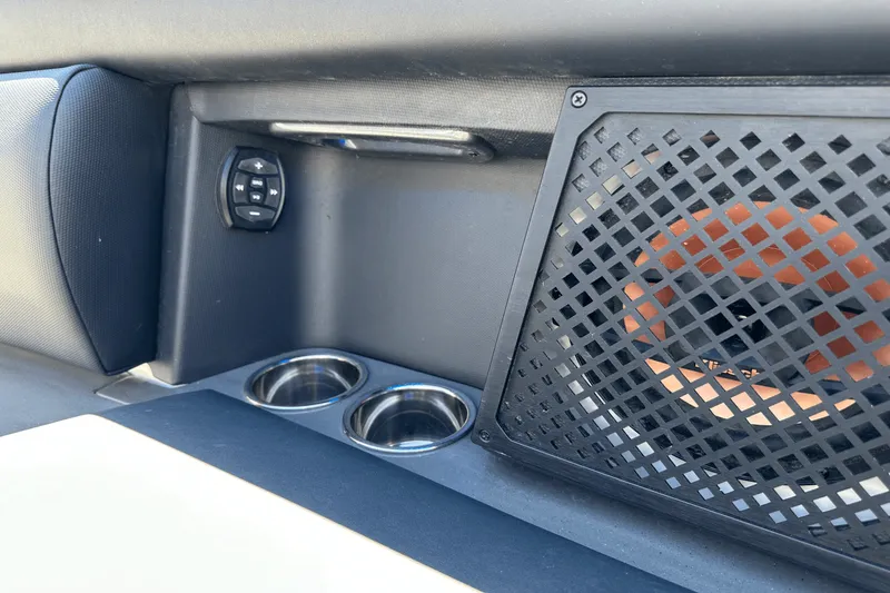 Slide: The Image of Aviara AV32 Outboard 2024 - 46