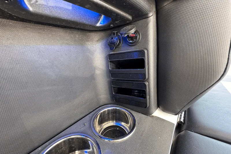 Slide: The Image of Aviara AV32 Outboard 2024 - 47