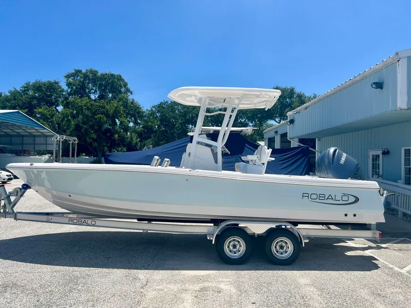 Slide: The Image of Robalo 246 Cayman 2026 - 1