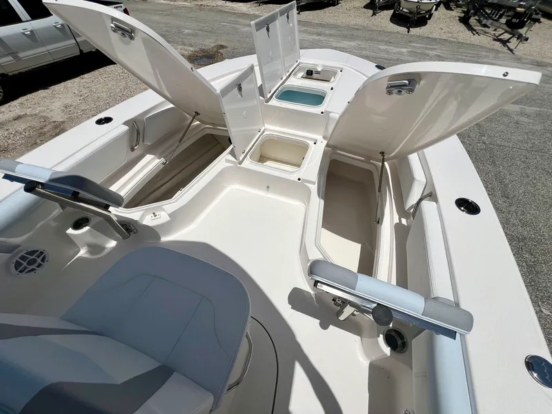 Slide: The Image of Robalo 246 Cayman 2026 - 22