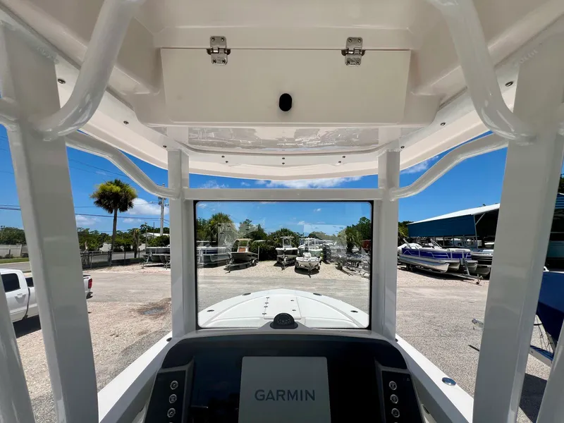 Slide: The Image of Robalo 246 Cayman 2026 - 18