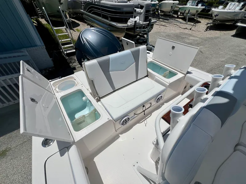 Slide: The Image of Robalo 246 Cayman 2026 - 8