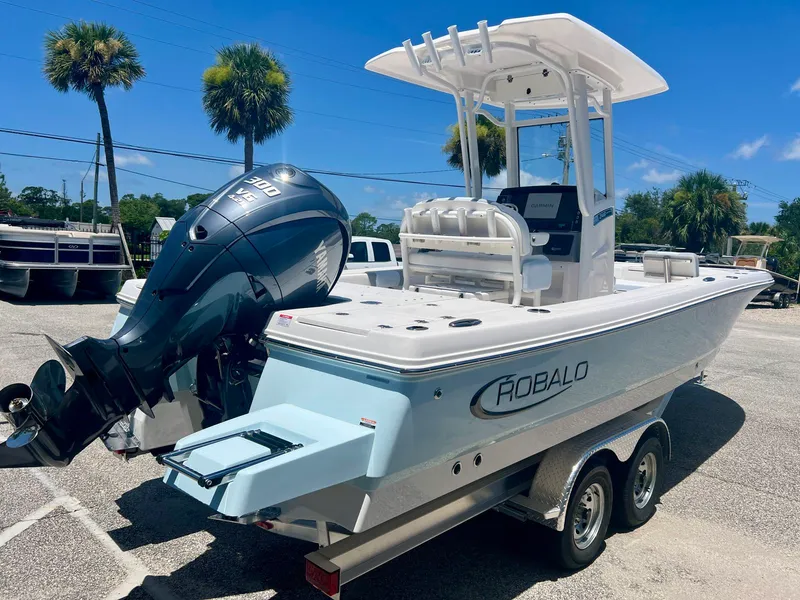 Slide: The Image of Robalo 246 Cayman 2026 - 4