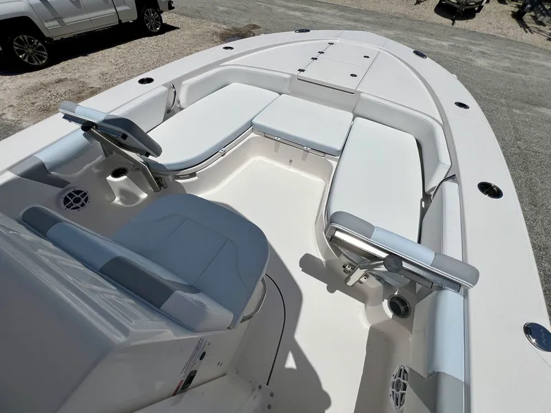 Slide: The Image of Robalo 246 Cayman 2026 - 19
