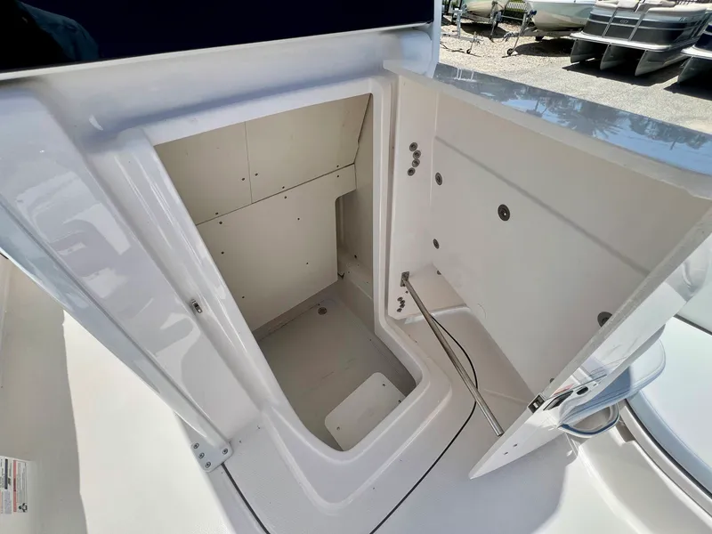 Slide: The Image of Robalo 246 Cayman 2026 - 21
