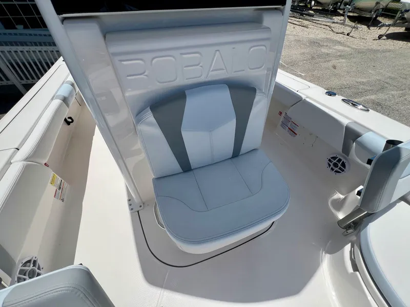 Slide: The Image of Robalo 246 Cayman 2026 - 20