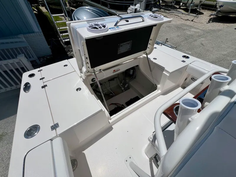 Slide: The Image of Robalo 246 Cayman 2026 - 10