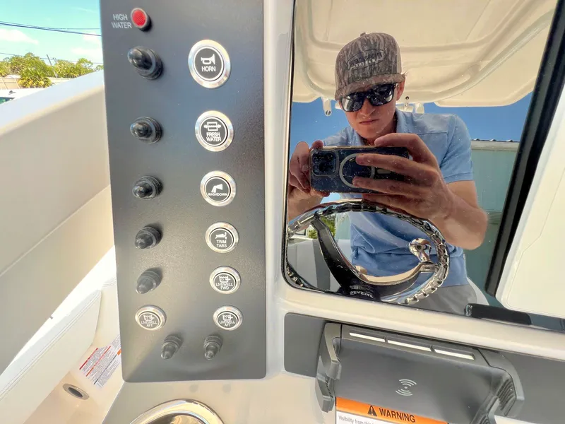 Slide: The Image of Robalo 246 Cayman 2026 - 17