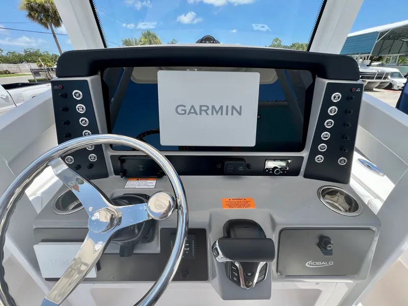 Slide: The Image of Robalo 246 Cayman 2026 - 14