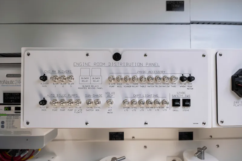 Slide: The Image of Cruisers Yachts 50 Cantius 2024 - 38