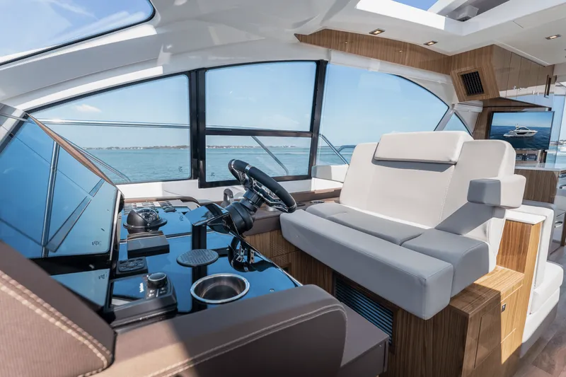 Slide: The Image of Cruisers Yachts 50 Cantius 2024 - 7