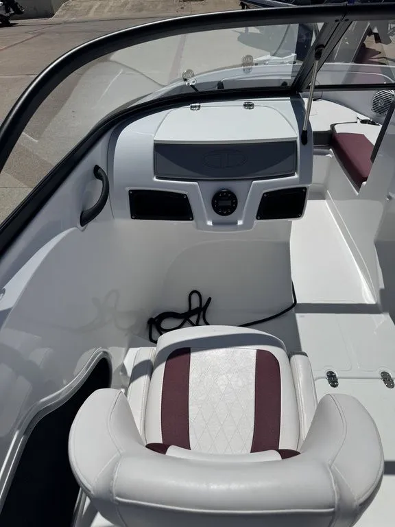 Slide: The Image of Tahoe® 185 S 2022 - 11