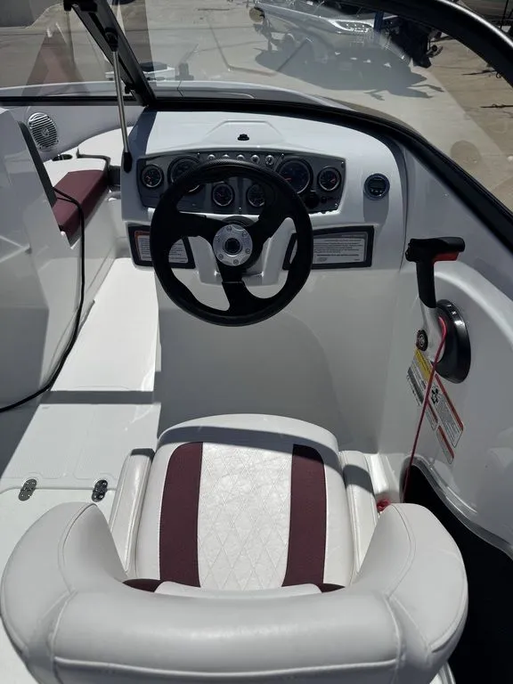 Slide: The Image of Tahoe® 185 S 2022 - 6