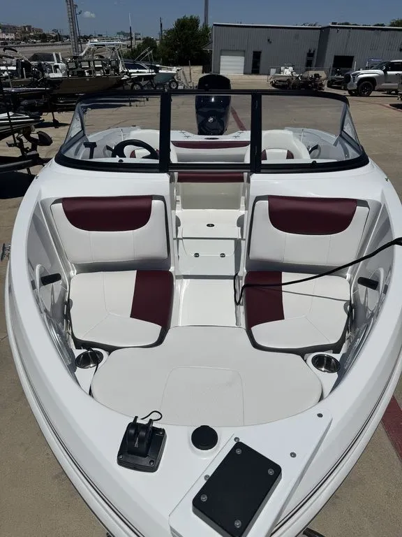 Slide: The Image of Tahoe® 185 S 2022 - 10