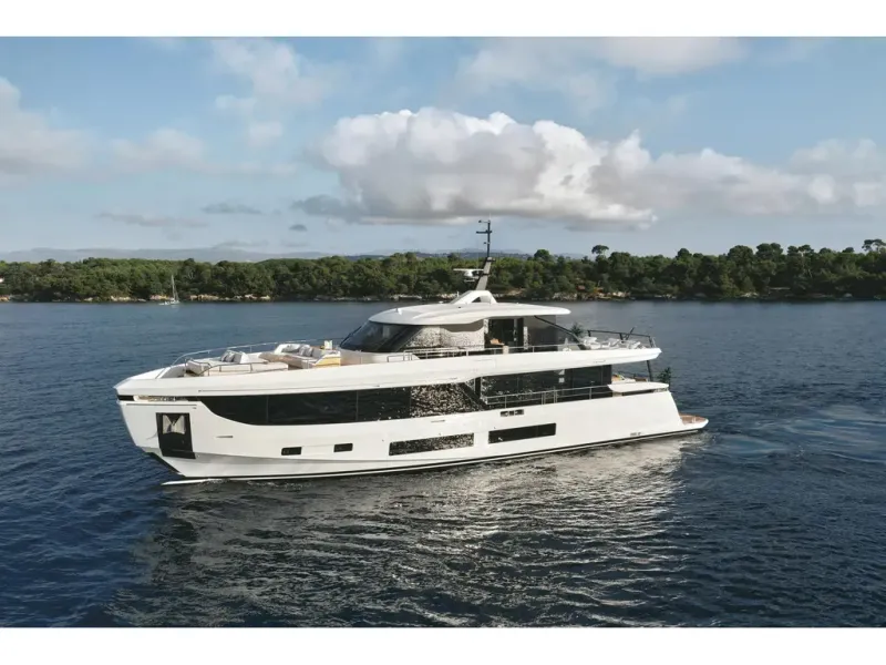 Slide: The Image of Azimut GRANDE 30M 2026 - 23