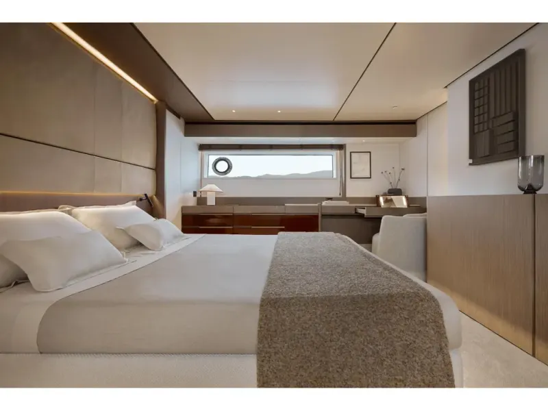 Slide: The Image of Azimut FLY 82 2026 - 15