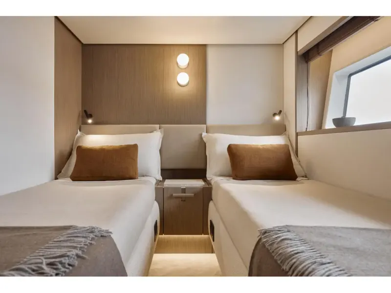 Slide: The Image of Azimut FLY 82 2026 - 18