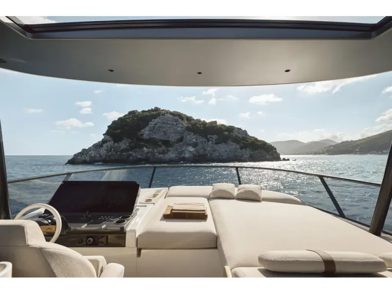 Slide: The Image of Azimut FLY 82 2026 - 24