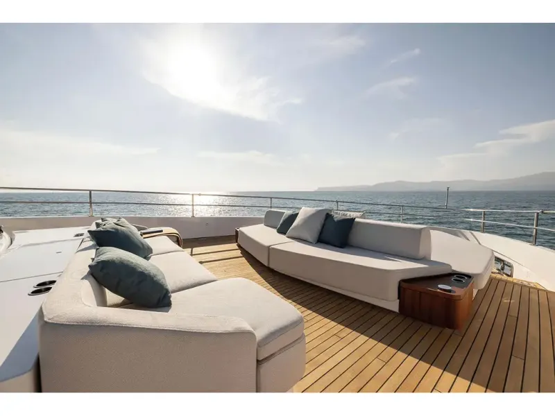 Slide: The Image of Azimut MAGELLANO 30M 2026 - 12