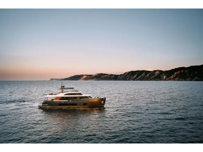 Slide: The Image of Azimut MAGELLANO 25M 2026 - 4