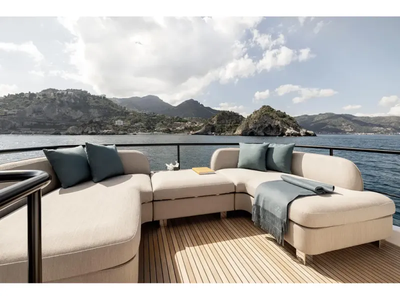 Slide: The Image of Azimut MAGELLANO 60 2026 - 27