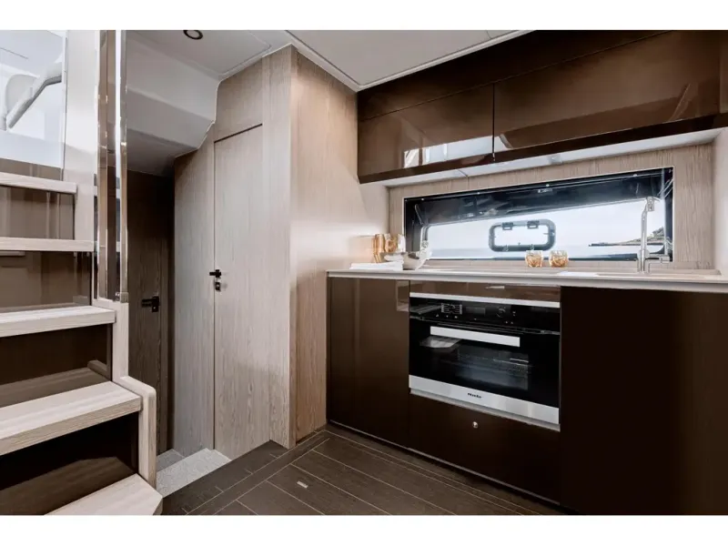 Slide: The Image of Azimut ATLANTIS 51 2026 - 10