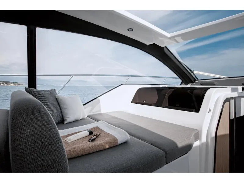 Slide: The Image of Azimut ATLANTIS 51 2026 - 18