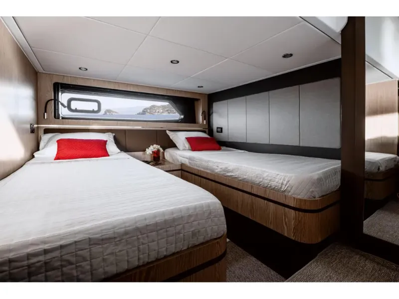 Slide: The Image of Azimut ATLANTIS 45 2026 - 15