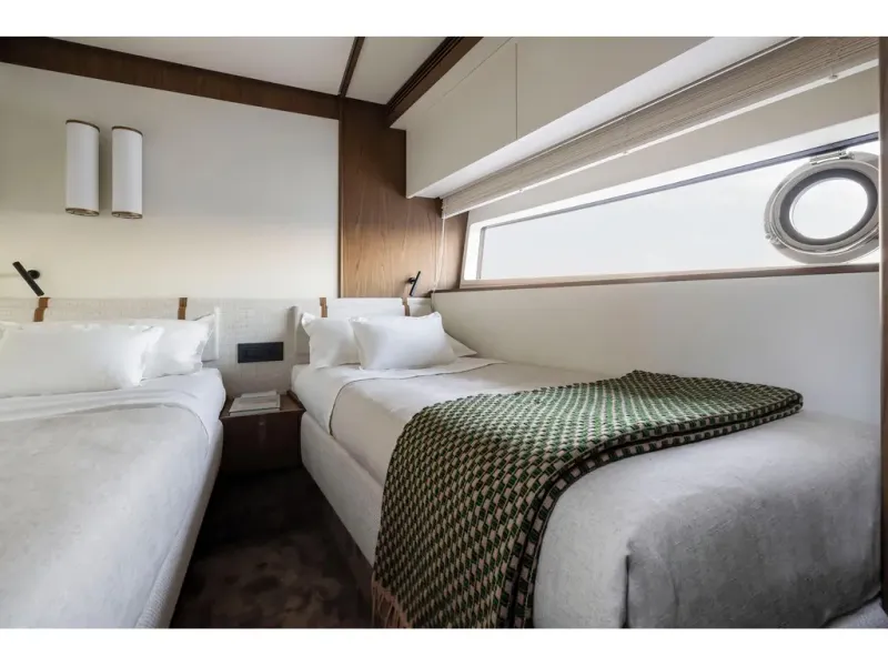 Slide: The Image of Azimut FLY 72 2026 - 40