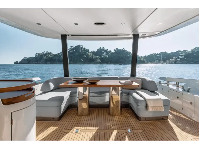 Slide: The Image of Azimut FLY 68 2026 - 18