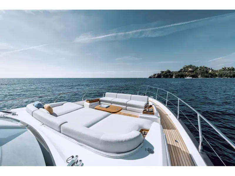 Slide: The Image of Azimut FLY 68 2026 - 30
