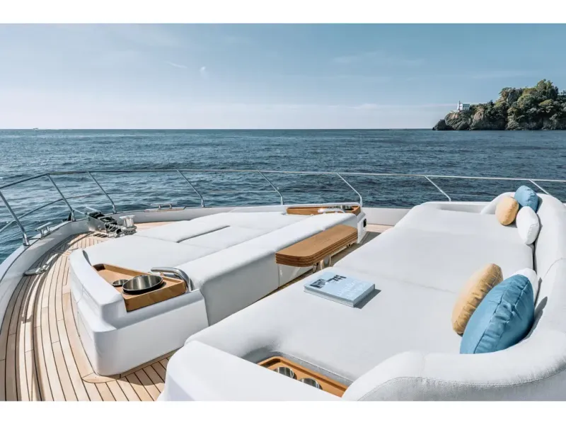 Slide: The Image of Azimut FLY 68 2026 - 31