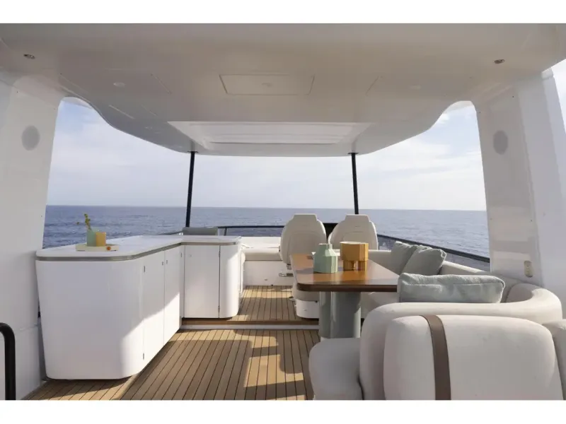 Slide: The Image of Azimut FLY 62 2026 - 10