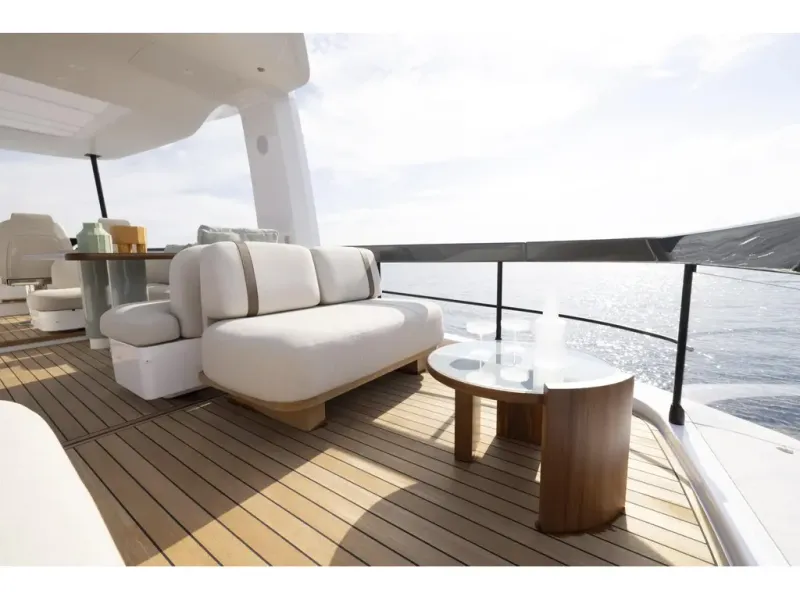 Slide: The Image of Azimut FLY 62 2026 - 11