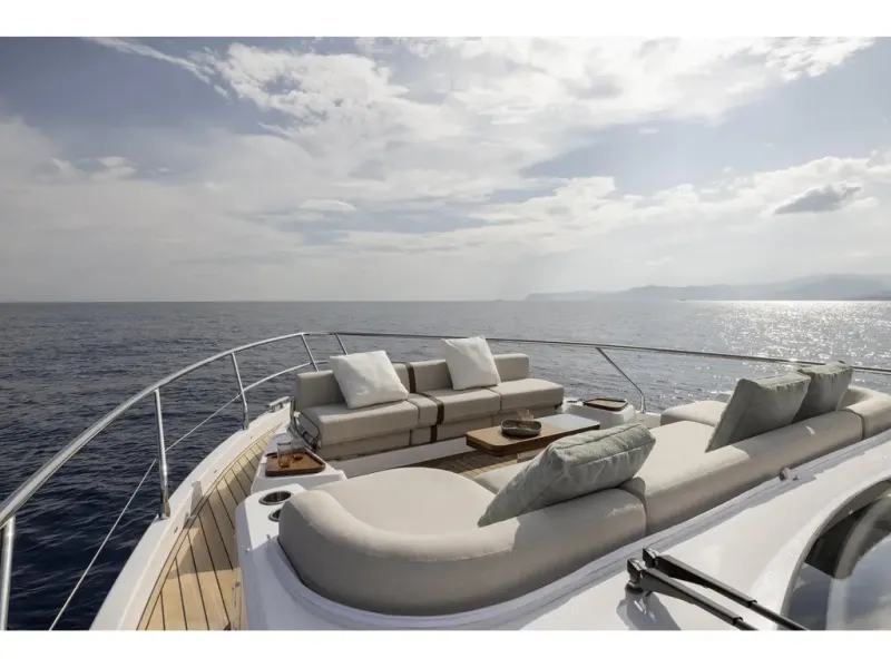 Slide: The Image of Azimut FLY 62 2026 - 12