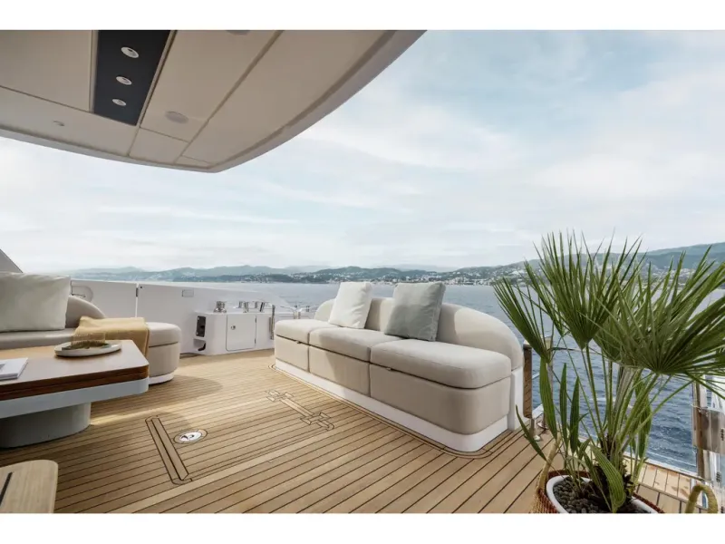 Slide: The Image of Azimut FLY 62 2026 - 6