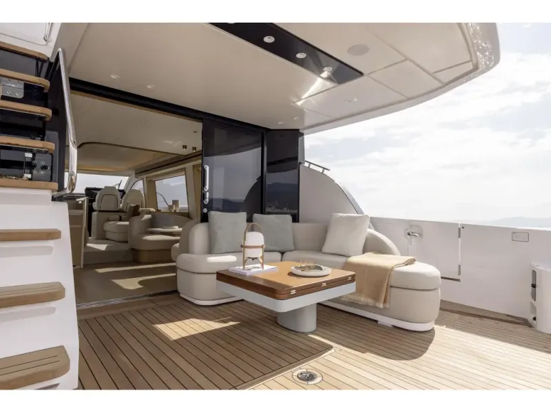 Slide: The Image of Azimut FLY 62 2026 - 8
