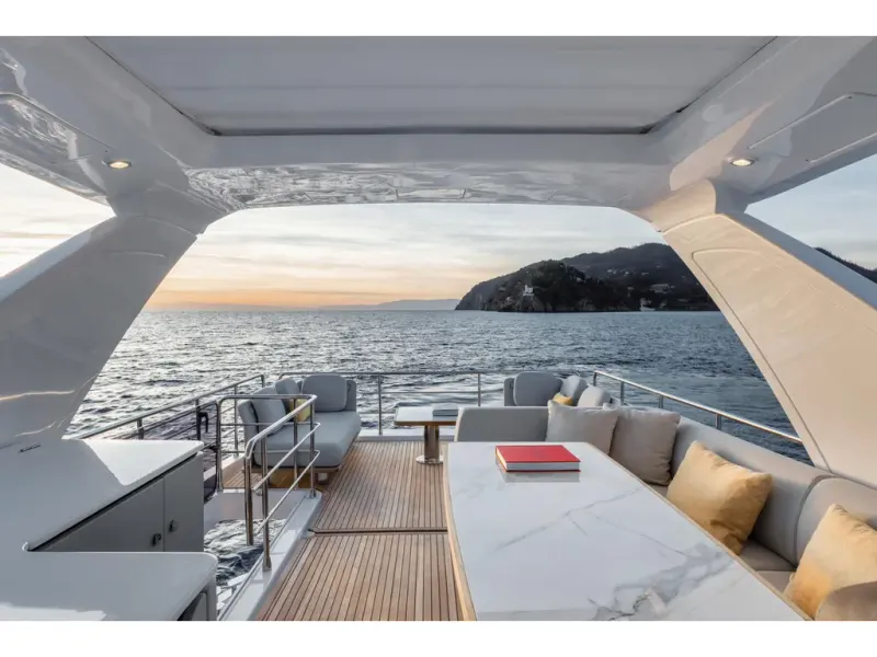 Slide: The Image of Azimut FLY 60 2026 - 18